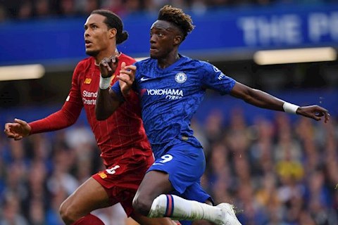 Abraham hù dọa Van Dijk trước thềm đại chiến với Liverpool