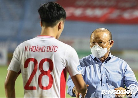 Ảnh: HLV Park Hang Seo vào sân an ủi học trò Viettel sau trận chung kết cúp Quốc gia