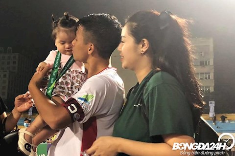 Bùi Tiến Dũng tặng huy chương bạc cho con gái, hạnh phúc bên bà xã