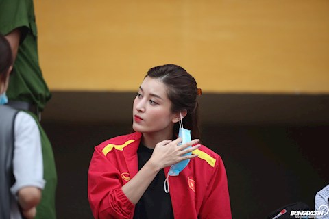 Á hậu Huyền My rạng ngời trên khán đài ở chung kết cúp Quốc gia 2020