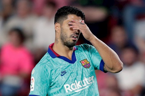 Suarez bị chỉ trích nặng nề vì không biết chia động từ