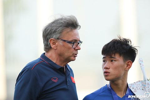 Cách đối phó với chiến thuật "ruồi bu" của HLV Philippe Troussier