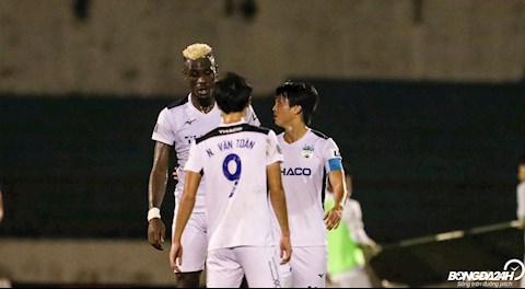 ẢNH: Tuấn Anh nhắc nhở ngoại binh HAGL trong trận thua SLNA