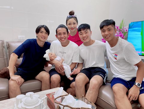 Bỏ qua nỗi buồn thua SLNA, dàn sao HAGL có hành động ý nghĩa với Phan Văn Đức