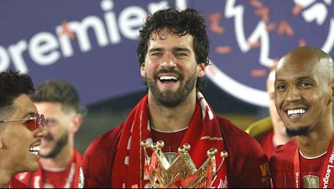 Alisson tiết lộ cách bất ngờ để chỉ huy hàng thủ Liverpool