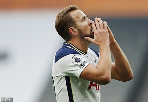 Harry Kane ăn thẻ đỏ, MU mừng thầm