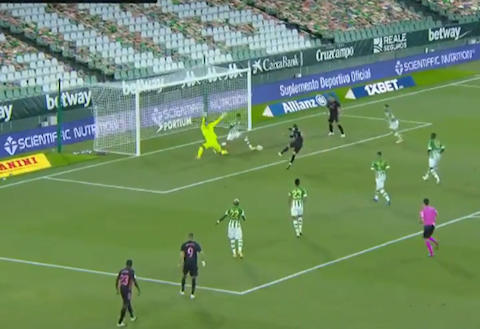 Sergio Ramos bỏ lỡ cơ hội khó tin trước Real Betis