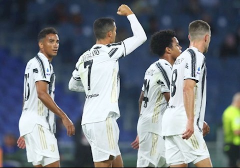 Ronaldo lập cú đúp, Juventus thoát thua trong thế thiếu người