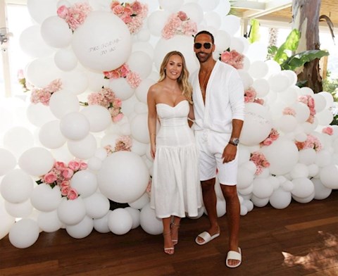 Rio Ferdinand hạnh phúc bên cô vợ nóng bỏng