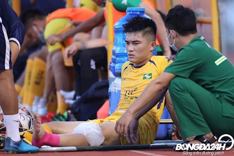Sao trẻ Đặng Văn Lắm báo tin dữ cho CLB SLNA