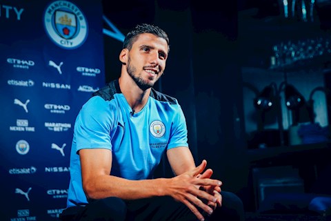 Ruben Dias: Một trung vệ nói không ngừng nghỉ mà Man City cần