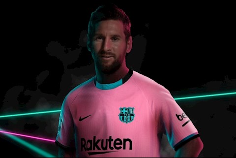 Barca khoe áo mới: Messi cười cho có