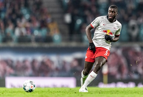 Liverpool được khuyên “tranh hàng” đến cùng với MU