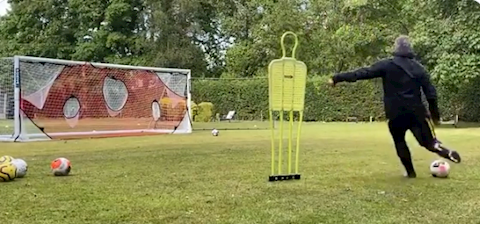 Ở tuổi 47, khả năng dứt điểm của Solskjaer vẫn khiến NHM trầm trồ