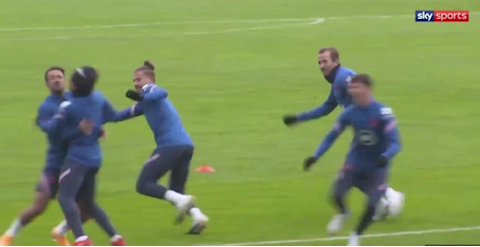 Không thể nhịn cười với tình huống quân mình đánh quân ta của 2 sao tuyển Anh