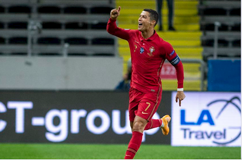 Siêu phẩm sút phạt giúp Ronaldo cán mốc 100 bàn cho ĐT BĐN