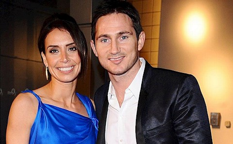 Vợ Frank Lampard khoe bụng bầu ở tuổi 41