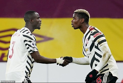 Paul Pogba tái hiện pha ăn mừng của Ryan Giggs cách đây gần 20 năm