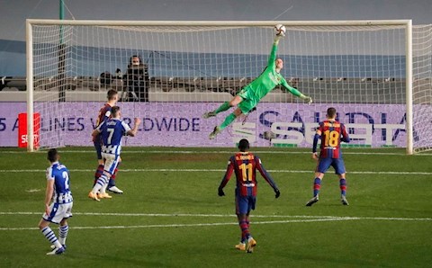 Ter Stegen hóa siêu nhân trong ngày Barca đánh bại Real Sociedad