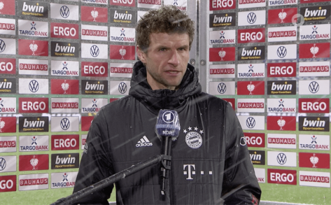 Thomas Muller có hành động khó tin với phóng viên nữ