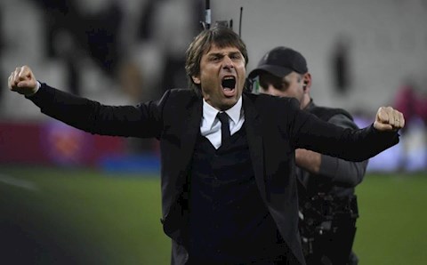 Conte giải thích lý do giơ ngón tay thối về phía Chủ tịch Juve