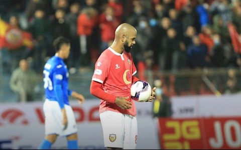Sốc với hai pha sút hỏng penalty của Claudecir khiến Hà Tĩnh ôm hận