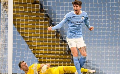 Lập cú đúp cho Man City, Stones ca ngợi “Vua kiến tạo”