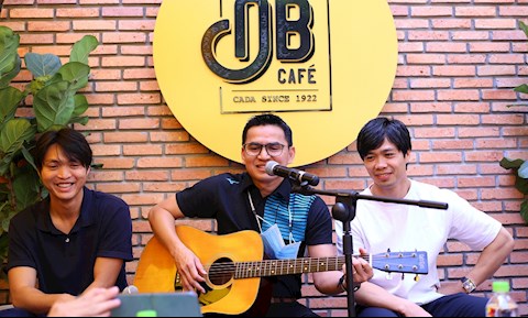 Kiatisuk hát “Đôi mắt Pleiku” cực chất ở quán cà phê của Công Phượng