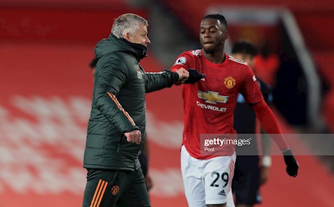 Neville chỉ trích Wan-Bissaka ngây thơ ở trận thắng Aston Villa