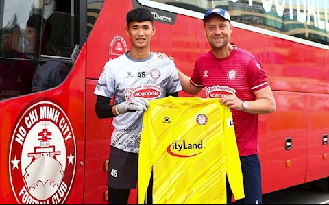 CLB TP.HCM chiêu mộ thêm thủ môn đe dọa vị trí của Bùi Tiến Dũng