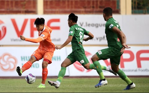 Thêm một nhà cầm quân chê mặt sân tại V-League