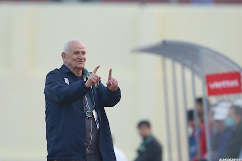 HLV Petrovic phản pháo ông Polking quanh chuyện trọng tài ở V-League