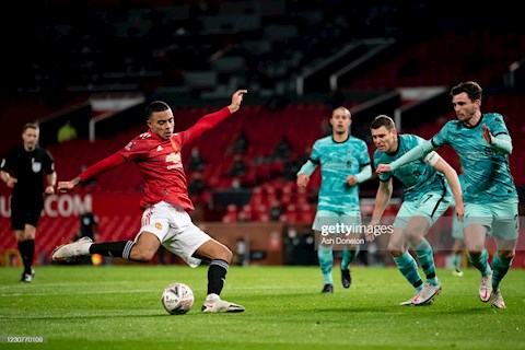 Ngỡ ngàng với phát kiến phòng ngự của Robertson trước Greenwood