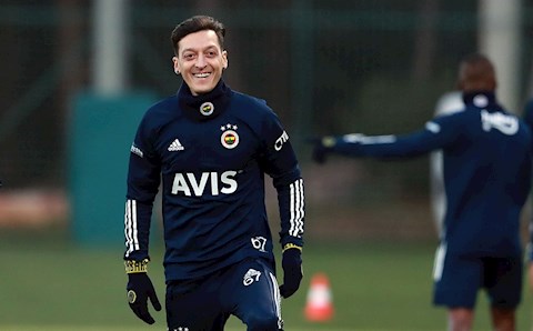 Tiền vệ Mesut Ozil mượn phim để xát muối ĐT Anh