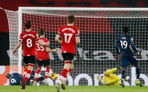 Rio Ferdinand chỉ ra cầu thủ xuất sắc nhất trận Southampton 1-3 Arsenal