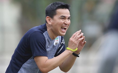 Kiatisuk cười tươi trong buổi tập đầu tiên cùng HAGL