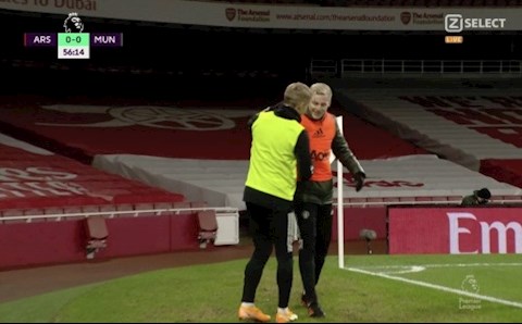 Không ra sân trước Arsenal, Van de Beek vẫn để lại dấu ấn