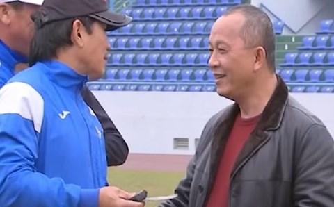 Chủ tịch Than Quảng Ninh thưởng tiền tươi cho toàn đội trên sân tập