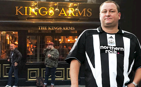 Bán xong Newcastle, Mike Ashley mang tiền giải cứu Rooney