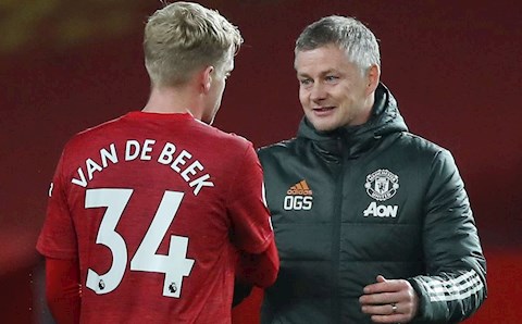Solskjaer bị chỉ trích vì nói dối Van de Beek
