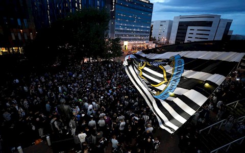 Newcastle đổi đời và những câu hỏi phía sau