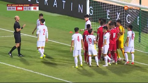 Cầu thủ Việt Nam thiếu kinh nghiệm ở tình huống đá phạt góc của Oman