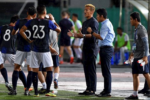 Lách qua khe cửa hẹp, Thủ tướng Campuchia khen ngợi tài cầm quân của Keisuke Honda