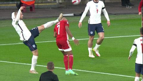 Luke Shaw đá thẳng vào đầu đối phương, Declan Rice vẫn lên tiếng bênh vực