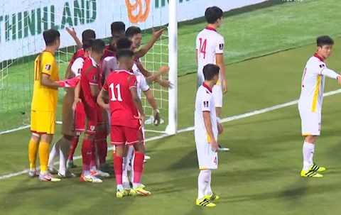 Hồ Tấn Tài bức xúc với pha đá phạt kiểu "ruồi bu" của Oman