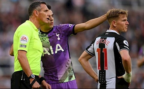 Sergio Reguilon tiết lộ câu nói khiến trận đấu giữa Newcastle và Tottenham bị tạm dừng