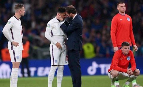 Anh nhận án phạt từ UEFA vì CĐV quậy phá ở Euro 2020