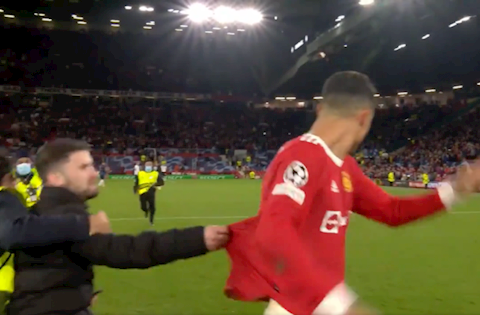 Cristiano Ronaldo hú vía khi bị fan cuồng túm áo