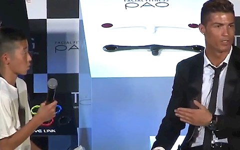 VIDEO: Fan nhí bị cười chê và phản ứng tuyệt vời của CR7