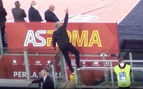 Video: Mourinho vượt rào chỉ đạo cầu thủ Roma sau khi nhận thẻ đỏ